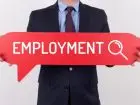 Biznesmen trzymający napis employment