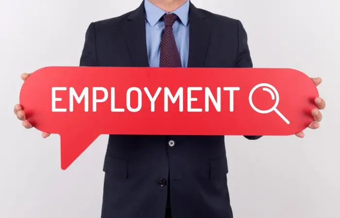 Biznesmen trzymający napis employment