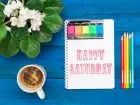 Notest na niebieskim tle z napisem happy staurday