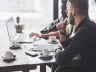 Mężczyźni rozmawiający przy kawie