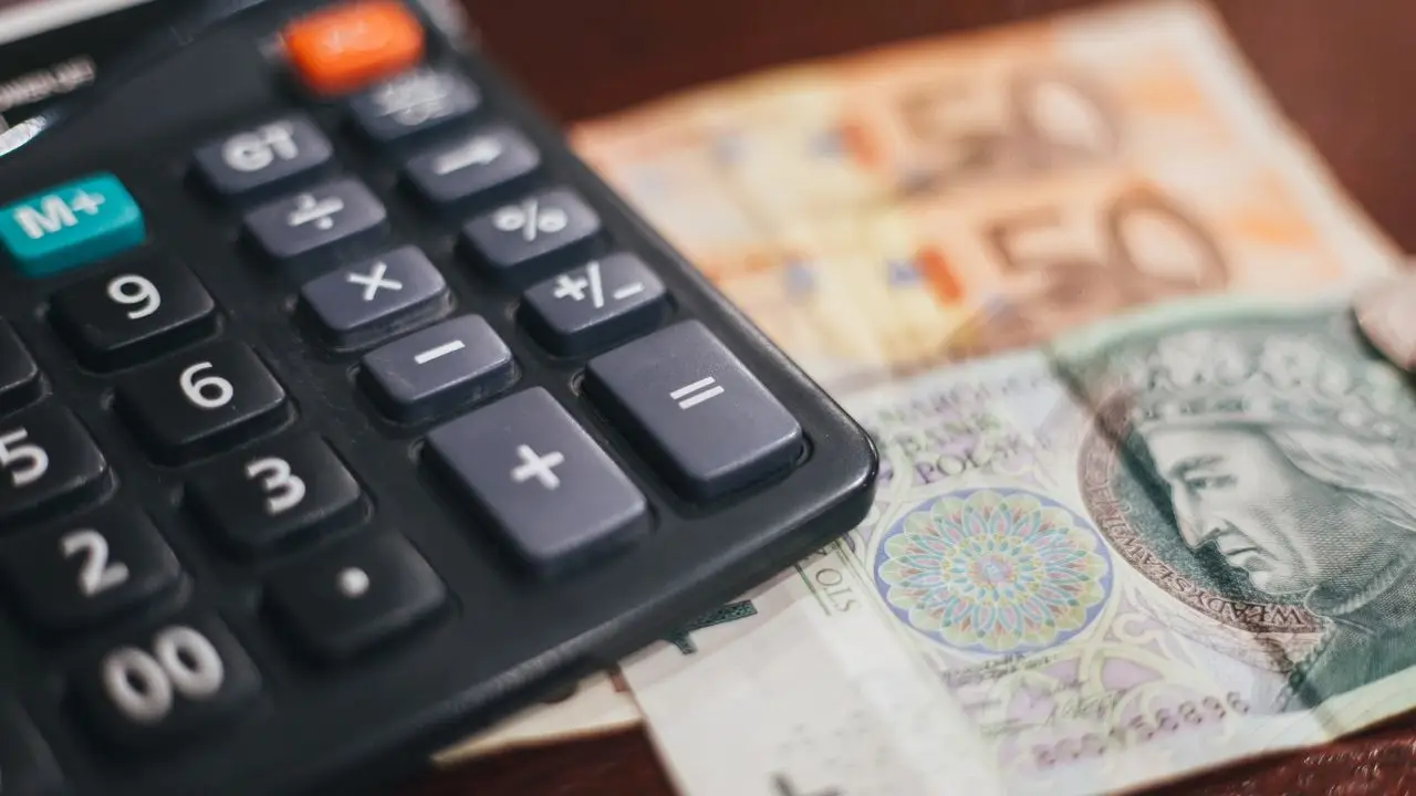 Płaca minimalna 2025 - kalkulator i banknoty