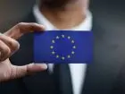 Mężczyzna trzymający flagę UE w dłoniach
