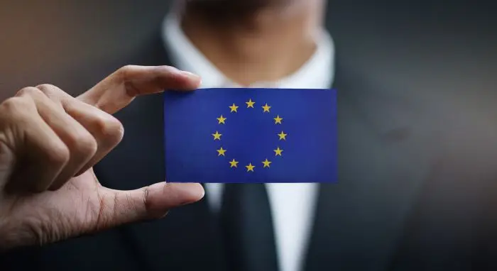 Mężczyzna trzymający flagę UE w dłoniach