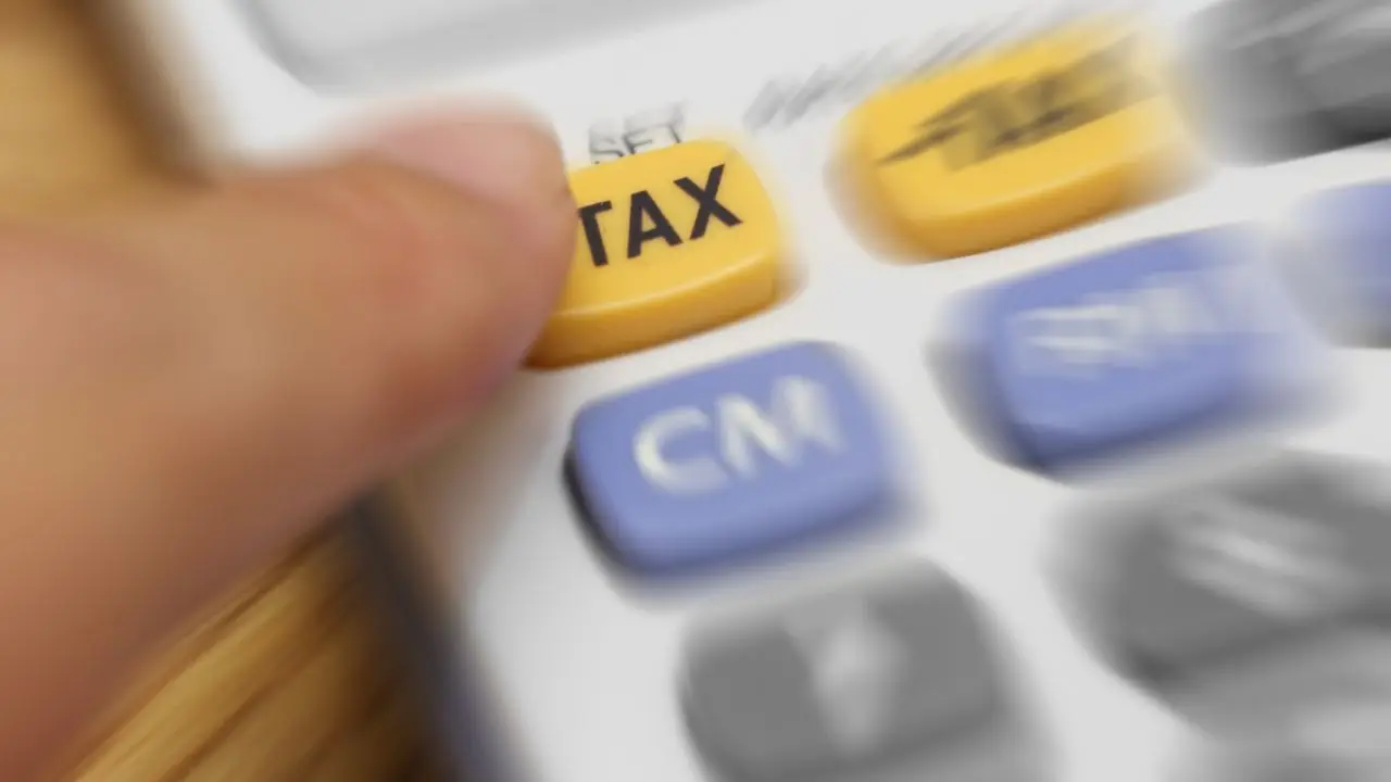 Podatek dochodowy - kalkulator z przyciskiem "tax"
