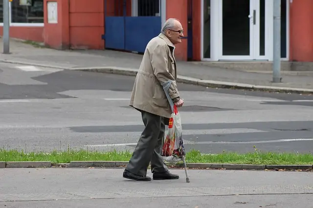 Polacy nie chcą przejść na emeryturę - starszy mężczyzna