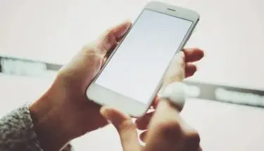 Zakaz telefonu w pracy - telefon w dłoni