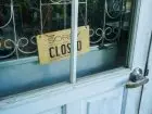 Drzwi z napisem closed