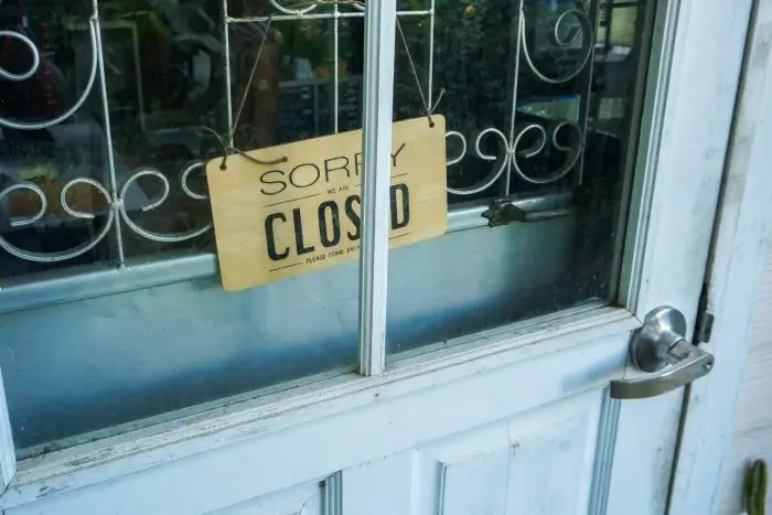 Drzwi z napisem closed