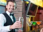 Barman robiący drinki
