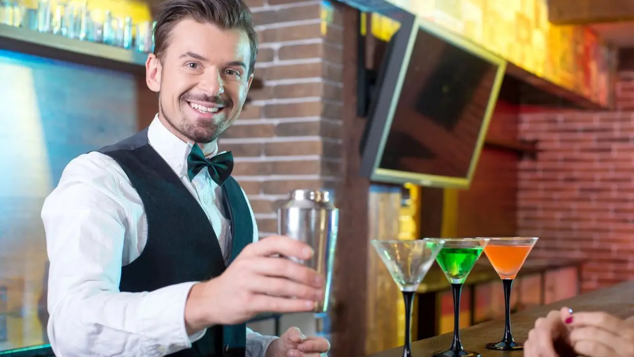 Barman robiący drinki