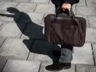 Mężczyzna pracujący w terenie z aktówką w dłoni