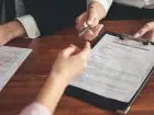 Dwie umowy zlecenia - zbliżenie na dłonie osób zawierających umowę