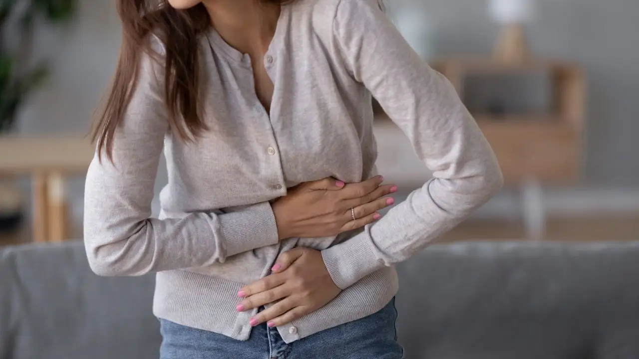 Praca a endometrioza - kobieta trzymająca się za bolesny brzuch
