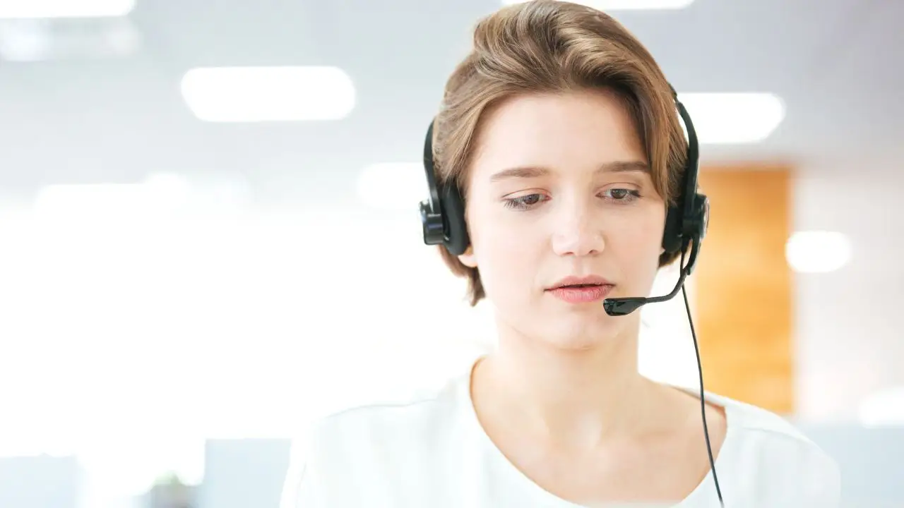 Konsultant telefoniczny podczas pracy, kobieta w słuchawce