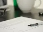 Dokument, długopis na biurku