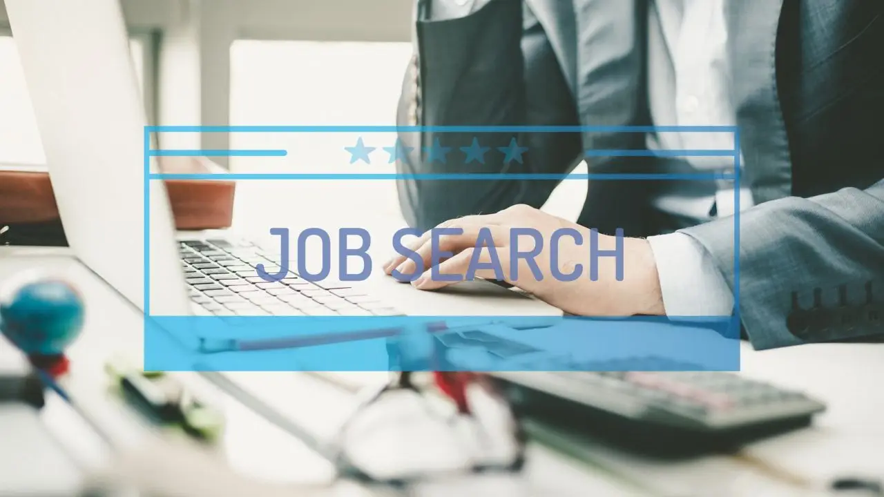 Mężczyzna poszukujący pracy w Internecie na tle napisu job search