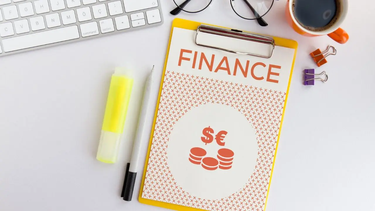 Polska klasa średnia - notes z napisem finance