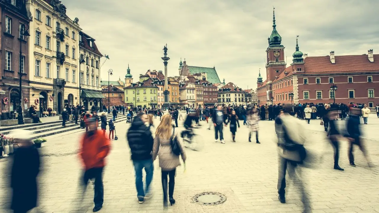 Umowa o dzieło a Polski Ład - ludzie na ulicach Warszawy