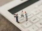 Składka zdrowotna Nowy Ład - ludziki na kalkulatorze przy napisie tax