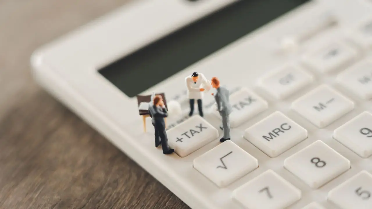 Składka zdrowotna Nowy Ład - ludziki na kalkulatorze przy napisie tax