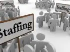 Staffing - grafika z sylwetkami ludzi z transparentami z napisami staffing