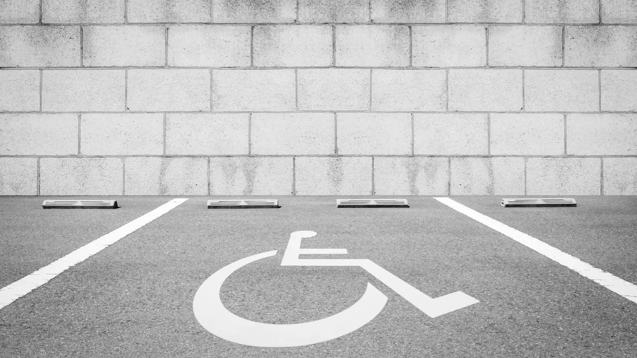 Ubezpieczenie rentowe - zdjęcie miejsca parkingowego dla osób z niepełnosprawnościami