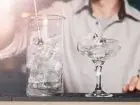 Barman przygotowujący napój