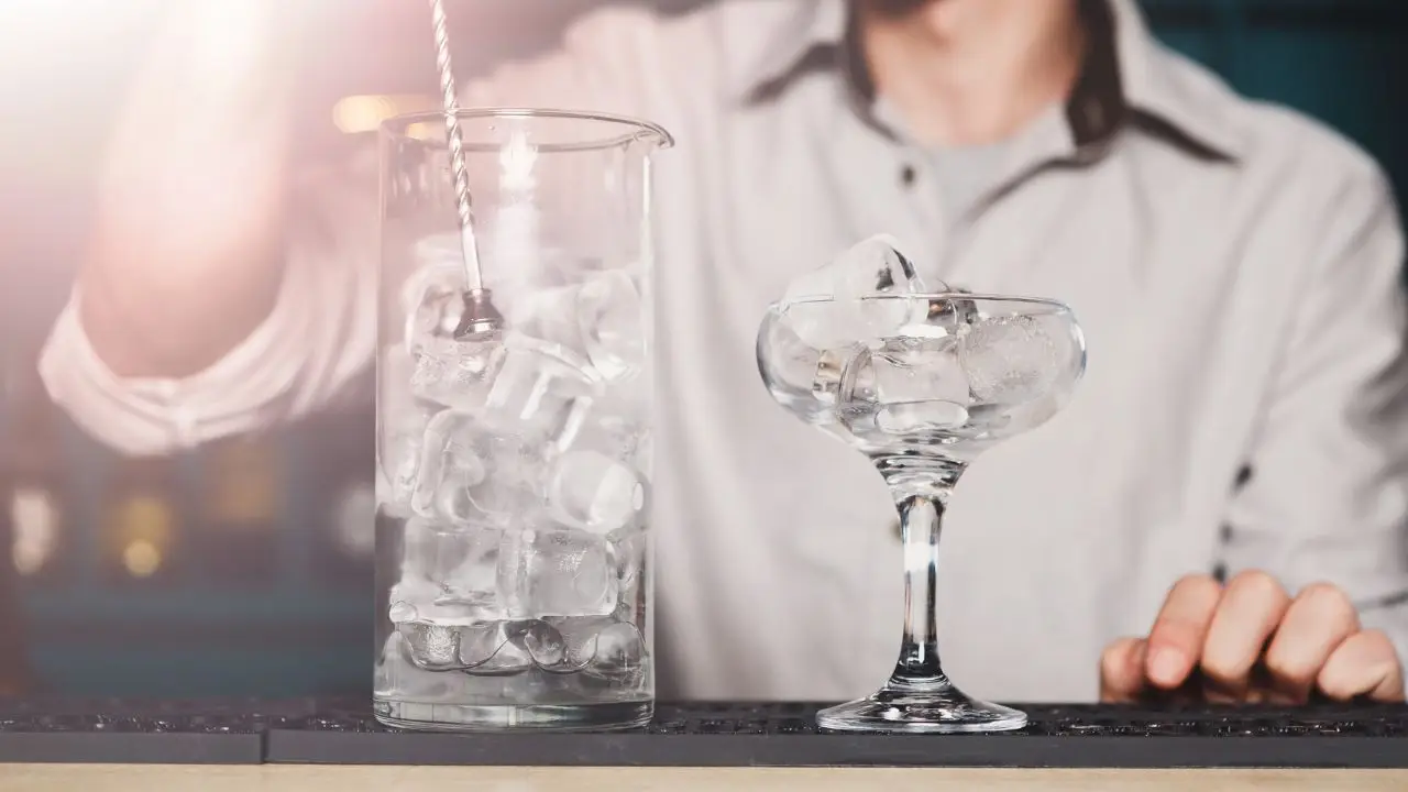 Barman przygotowujący napój