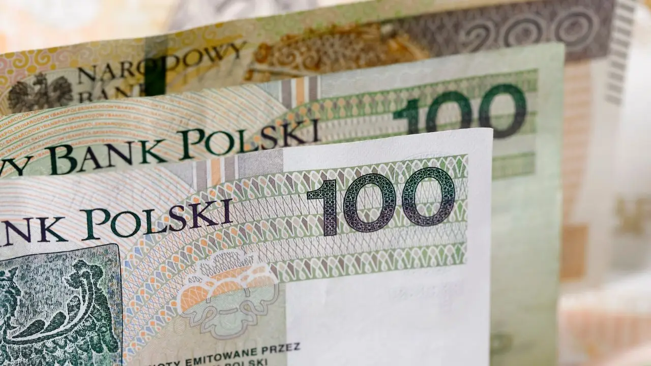 Emerytura pomostowa - polskie pieniądze banknoty 100 zł i 200 zł