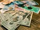 Jak cenią się Polacy - banknoty różnych walut na blacie
