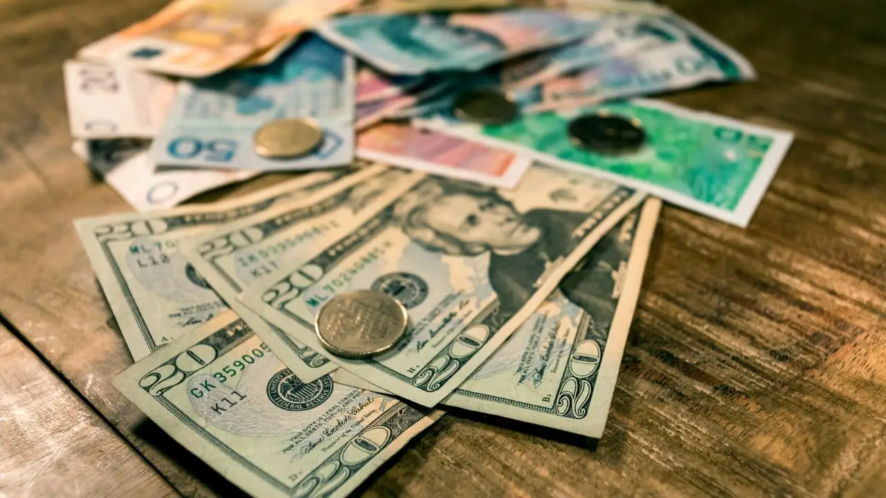 Jak cenią się Polacy - banknoty różnych walut na blacie