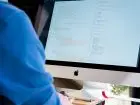 Programista podczas pracy przy komputerze