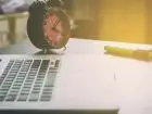 System czasu pracy - zegar na biurku przy laptopie
