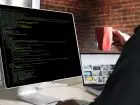 Zarobki - programista Java przed komputerem