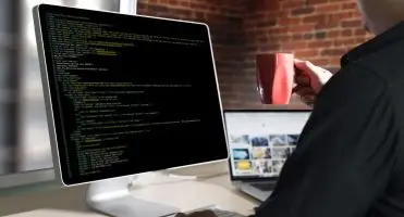 Zarobki - programista Java przed komputerem