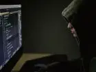 CBZC - zakapturzony haker kradnący informacje z komputera. Ciemne tło