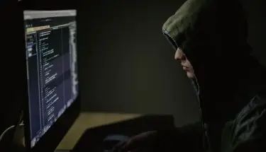 CBZC - zakapturzony haker kradnący informacje z komputera. Ciemne tło