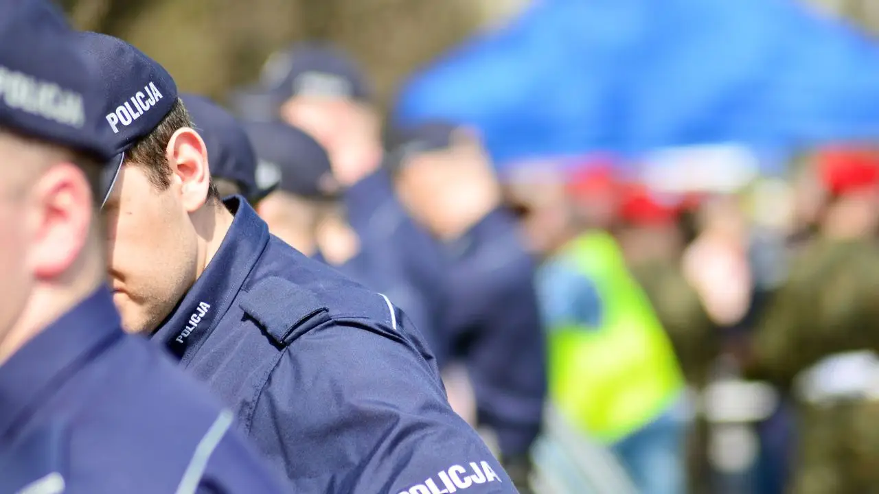 Jak zostać policjantem w konkretnym wydziale - policjanci w mundurze