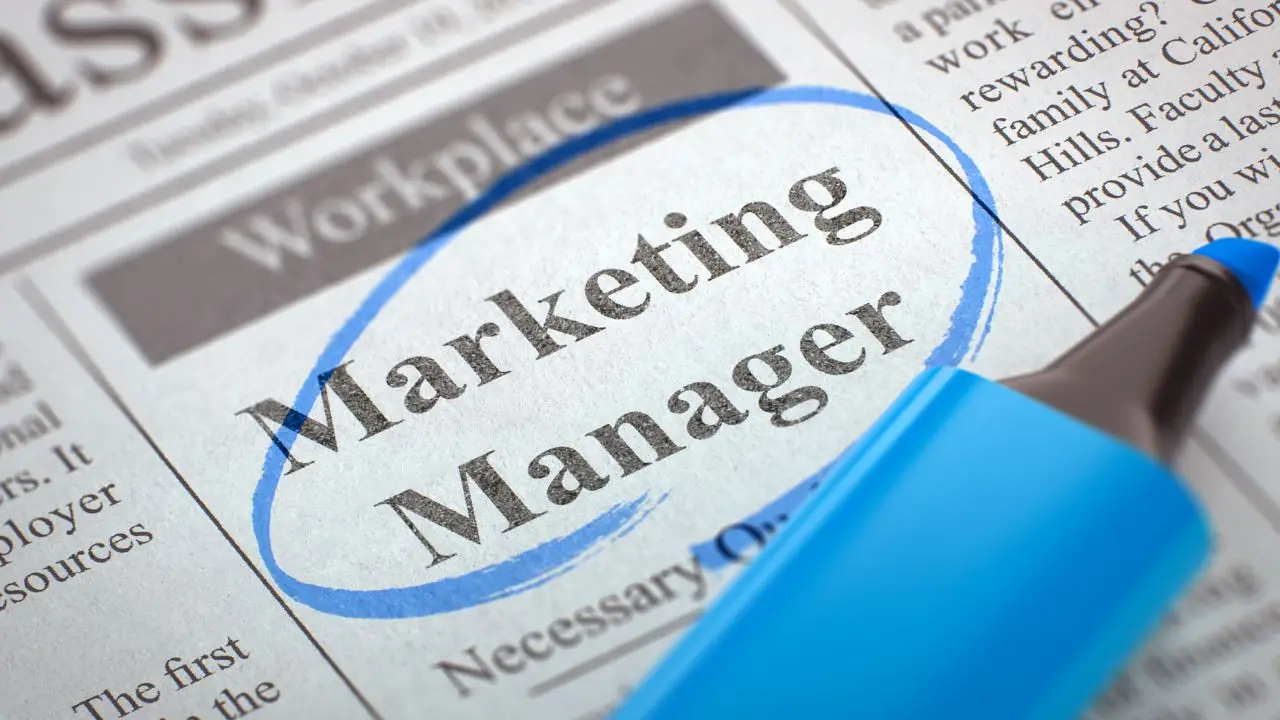 Marketing manager - napis w gazecie