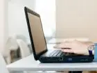 Mężczyzna przy laptopie