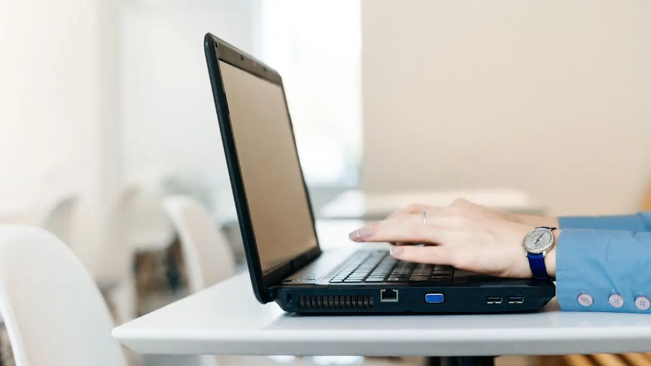 Mężczyzna przy laptopie