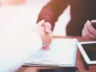 Rachunek do umowy zlecenia - dwie osoby podające sobie dłoń nad umową