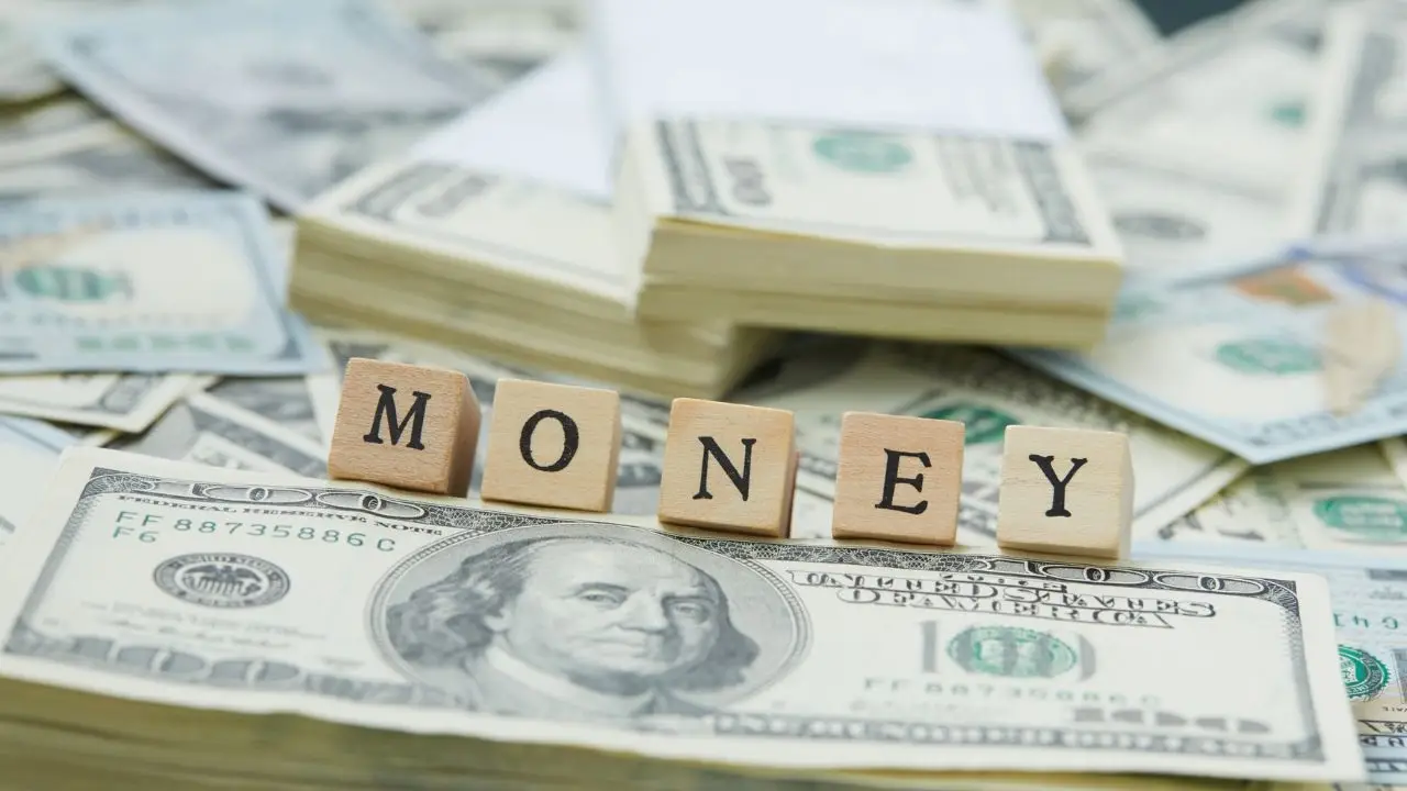 Pieniądze dolary a na nich napis money z klocków