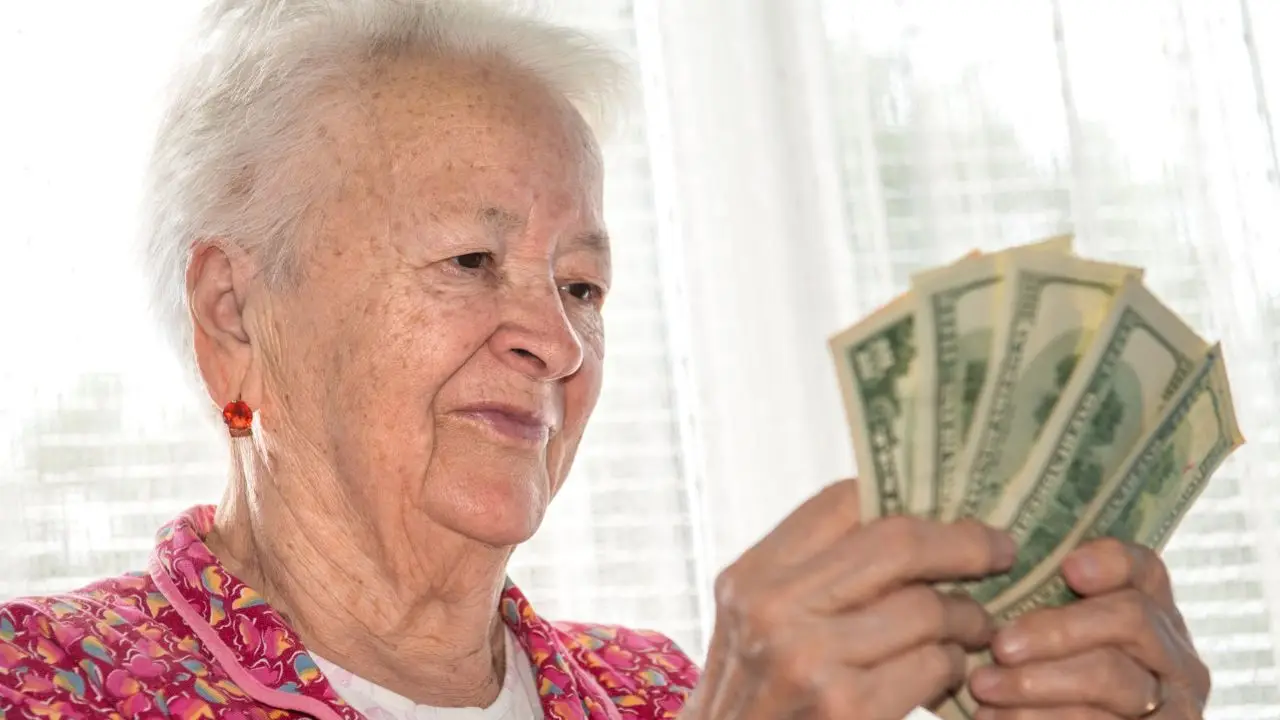 Seniorka licząca banknoty