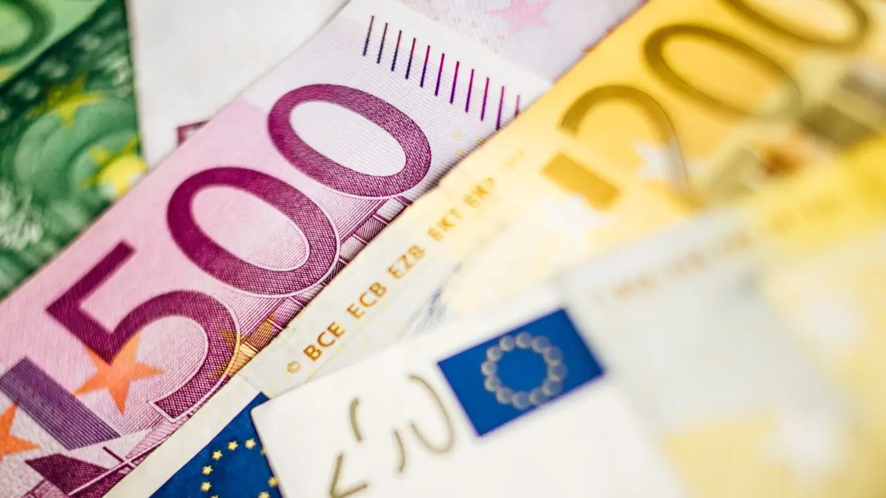 Bezwarunkowy dochód podstawowy - banknoty euro