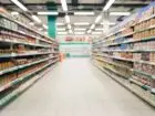 Bunt pracowników Biedronki - wnętrze przykładowego supermarketu