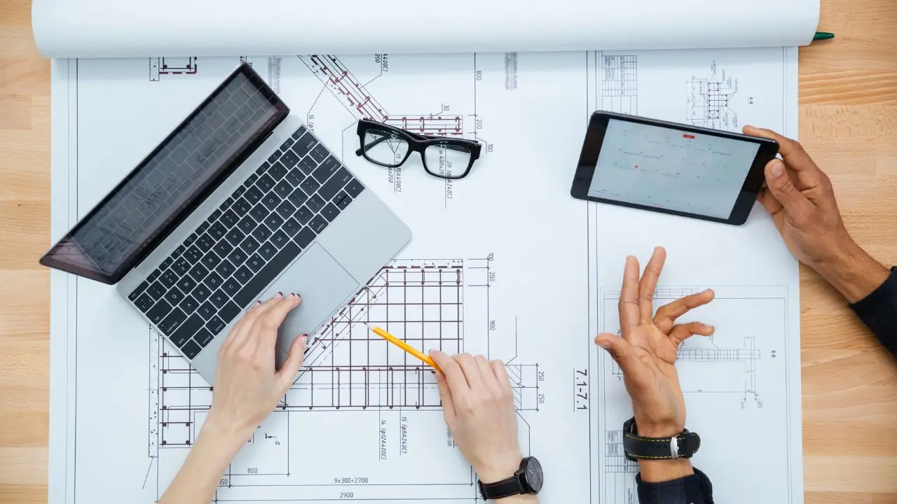 Architekci pracujący nad projektem