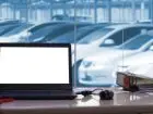 Laptop na tle samochodów