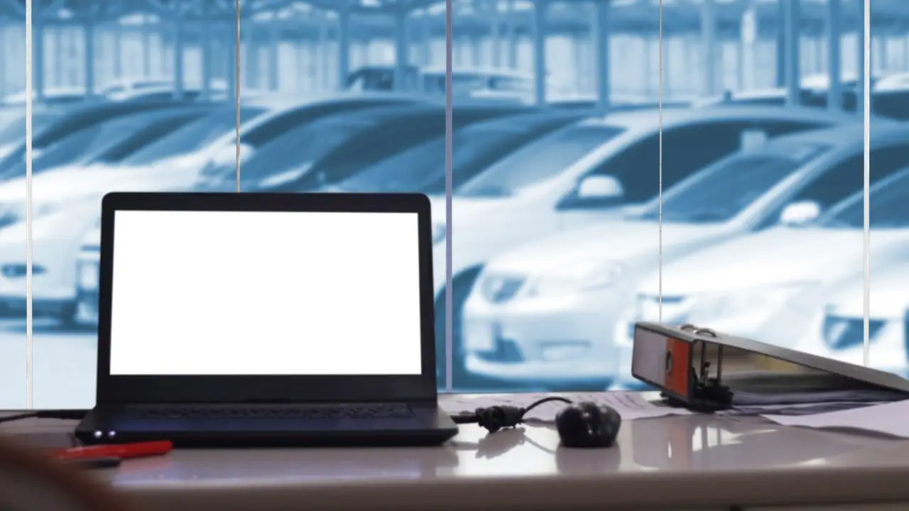 Laptop na tle samochodów
