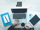 Reforma rynku pracy - pracownik rpzed komputerem z kawą w dłoni